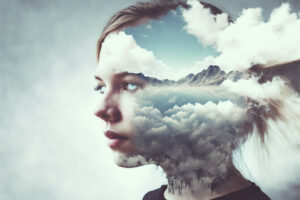 Rostro femenino en perfil con doble exposición de nubes y cielo despejado