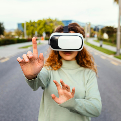chica-tiro-medio-gafas-vr
