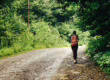 Persona caminando por un sendero natural en Palau-solità i Plegamans