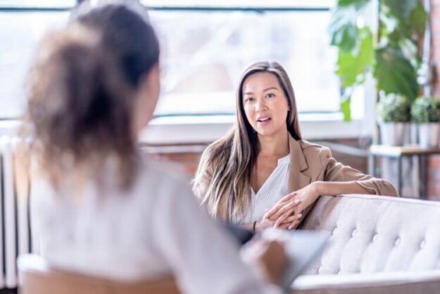 Sesión de terapia psicológica en Palau-solità i Plegamans, trabajando la importancia de vivir en el presente para mejorar el bienestar