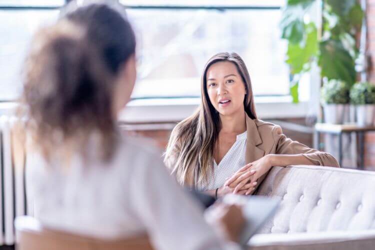 Sesión de terapia psicológica en Palau-solità i Plegamans, trabajando la importancia de vivir en el presente para mejorar el bienestar