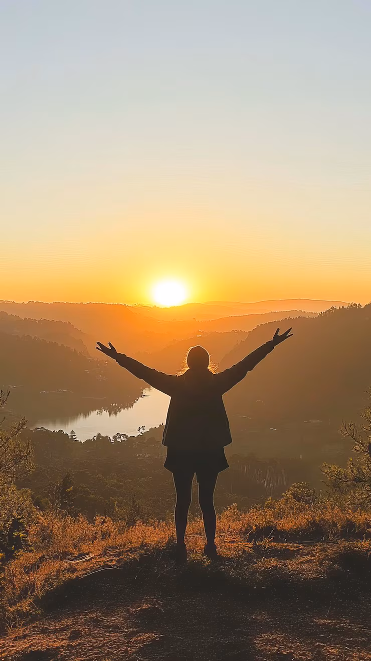 persona soltando pensamientos negativos para encontrar paz interior.